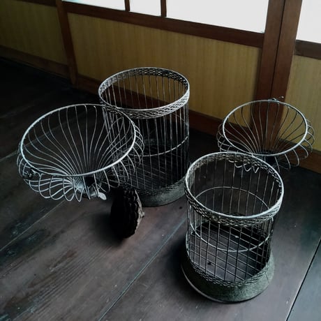 アンティーク調花籠（写真手前、中サイズ）