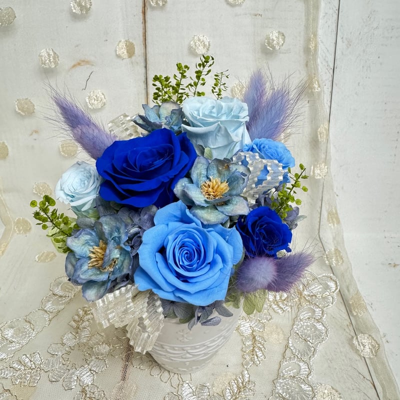 プリザーブドフラワーだから出来るブルーのお花の素敵なアレンジ お