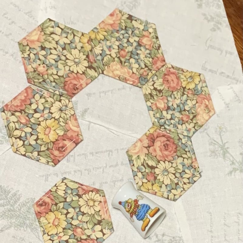 808.ｺｯﾄﾝﾎﾞｰﾙ ﾍﾟｰﾊﾟｰﾗｲﾅｰHexagon 26mm | ﾊﾟｯﾁﾜｰｸのお