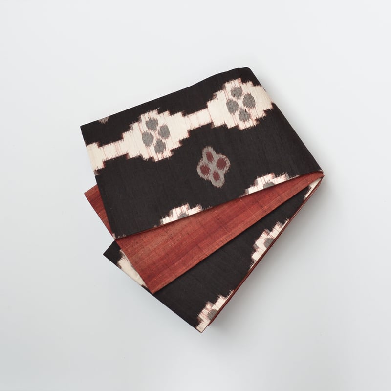 紬半幅帯 焦茶色地に民芸調絣 × 煉瓦色の矢鱈縞 | 古今堂 ふだん着物屋