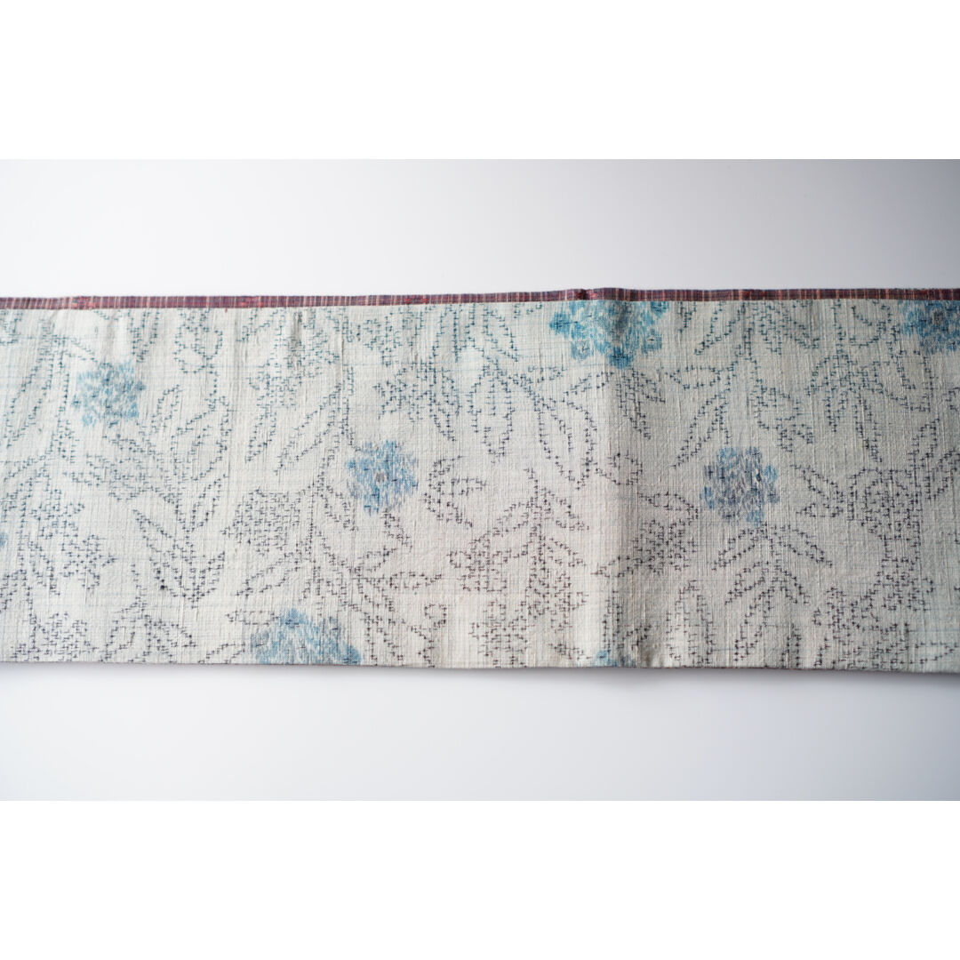 紬半幅帯 白縹地に草花文様 × 花織みじん格子文様 | 古今堂