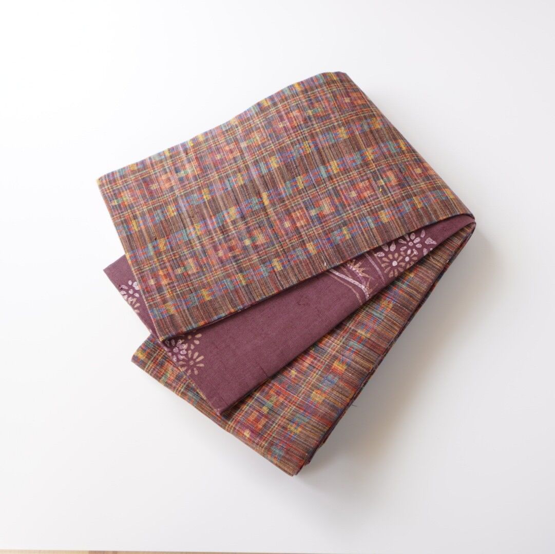 半幅帯 紬 つむぎ 蝶々 可愛い 臙脂色 ワインレッド NO-1129 美品】 名古屋帯 秀品 落款あり 髭紬地 辻ヶ花柄 流水 茜色 正絹｜中古