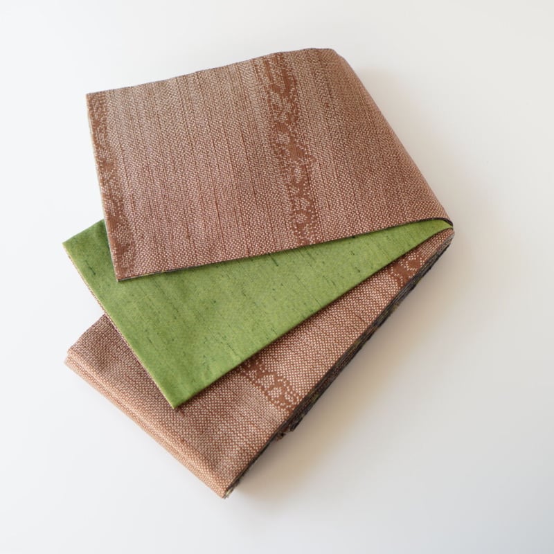 半幅帯 正絹紬パッチワーク帯 リバーシブル 紬半幅帯 緑系生のパッチワーク×茶色地に唐草文 | 古今堂 ふだん