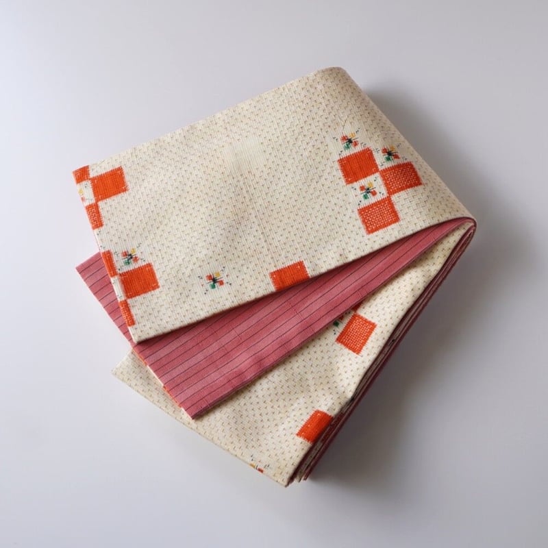 紬半幅帯 長尺 浅黄地に飛び市松 × 手描き紅色濃淡縞 | 古今堂 ふだん