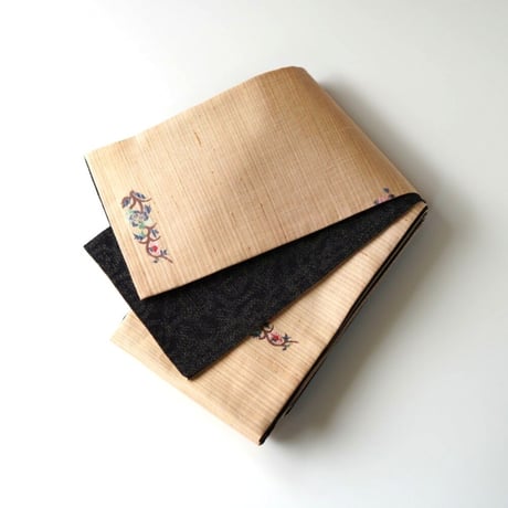 紬半幅帯  桑色地に蔓草花刺繍 × 黒地に唐花文