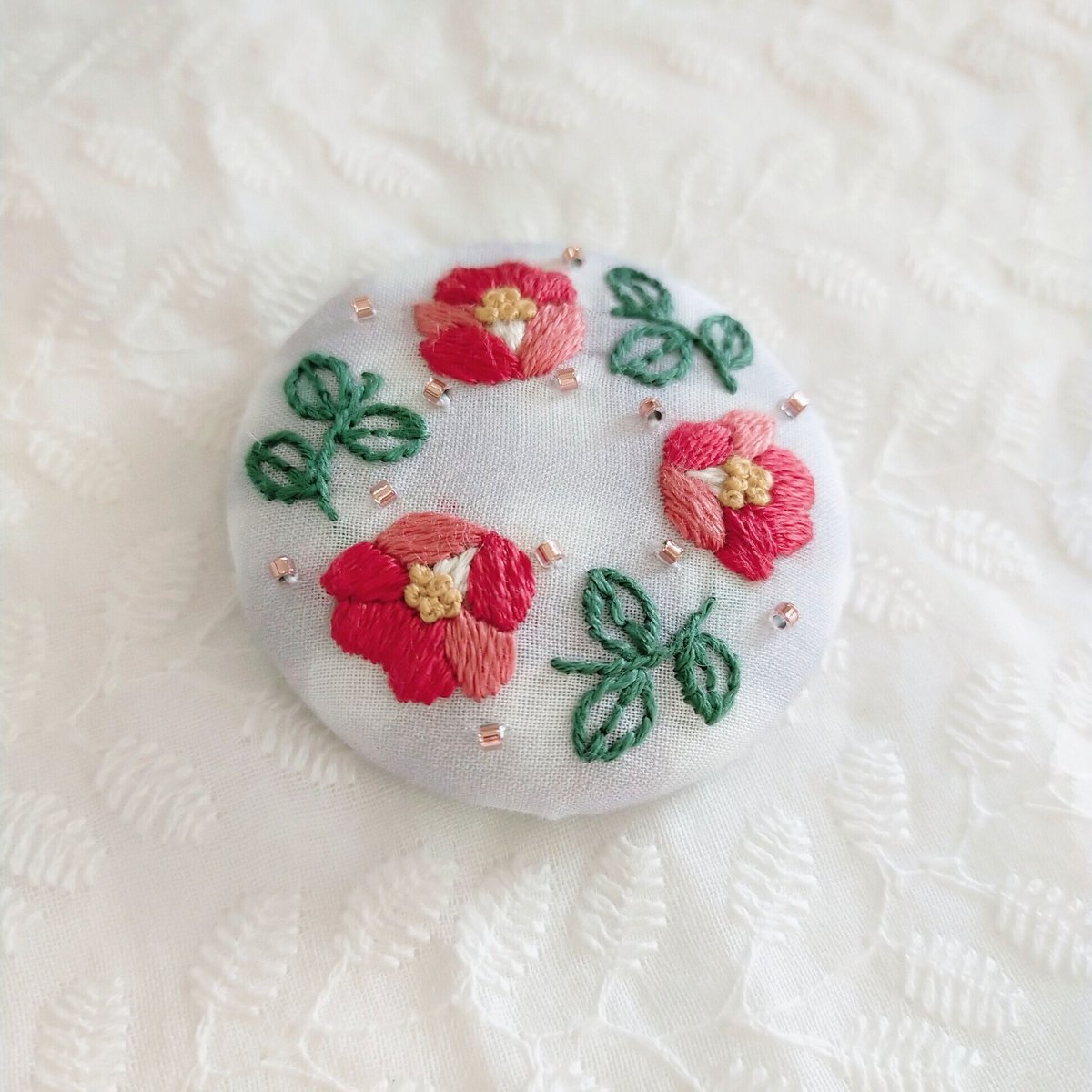 ナチュラルな刺繍ブローチ『椿』 | AMYu cerise