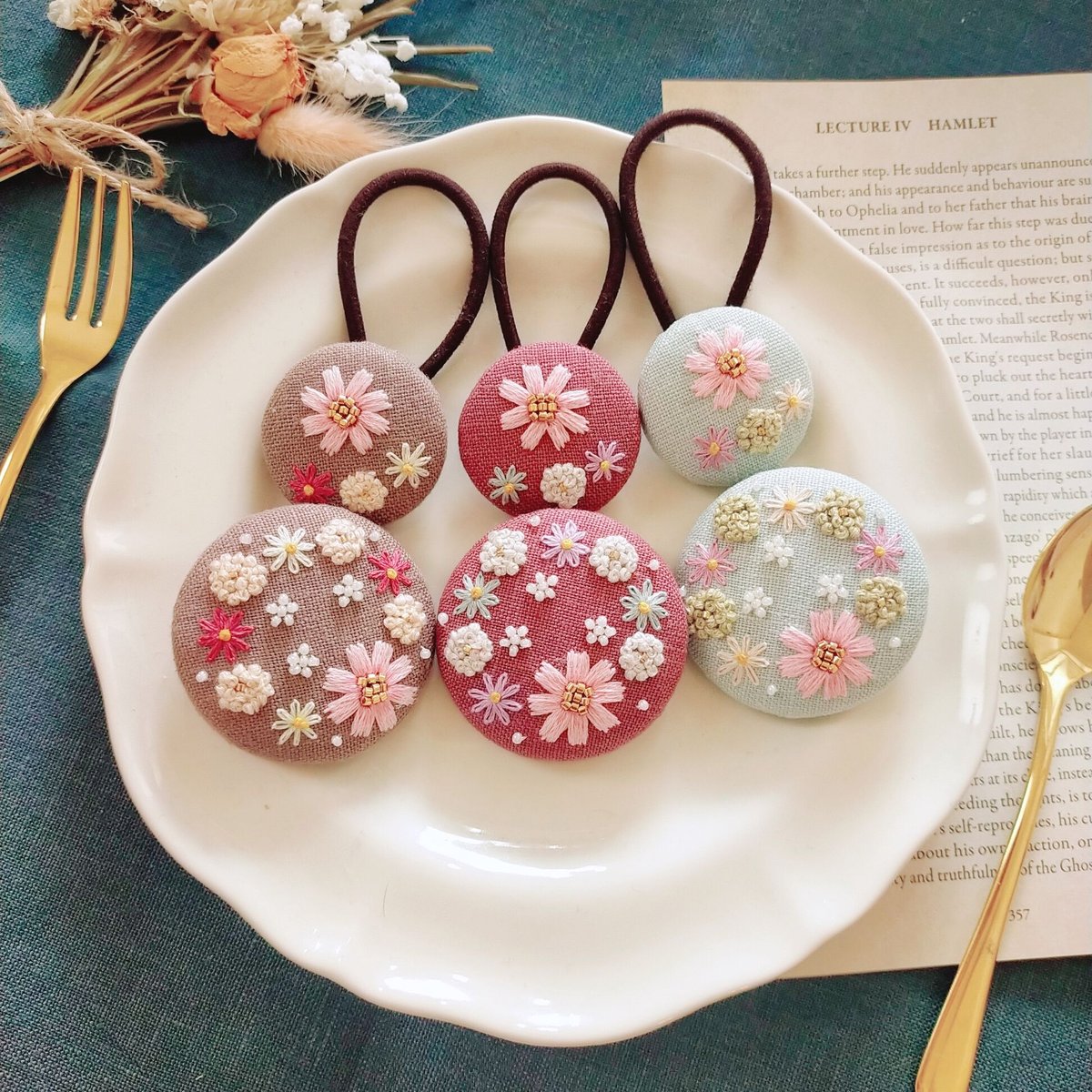 親子お揃い】刺繍ブローチ&ヘアゴム『秋桜リース』 | AMYu cerise
