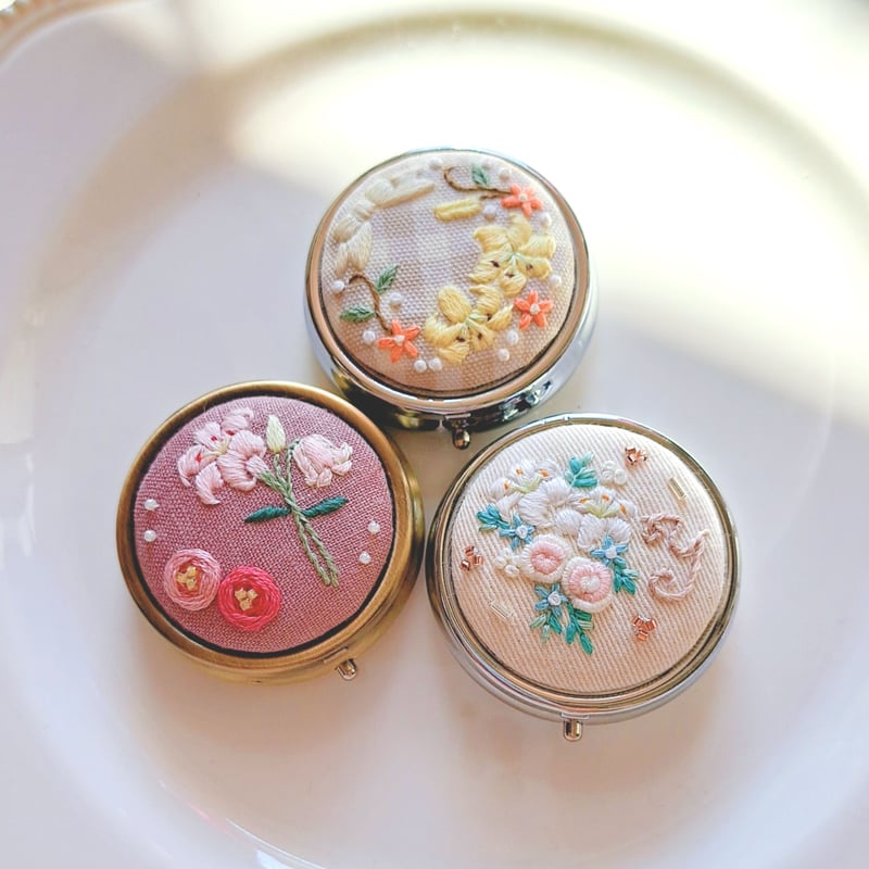 刺繍ピルケース『 ユリ 』 | AMYu cerise 刺繍ピルケース『 ユリ 』 | AMYu cerise