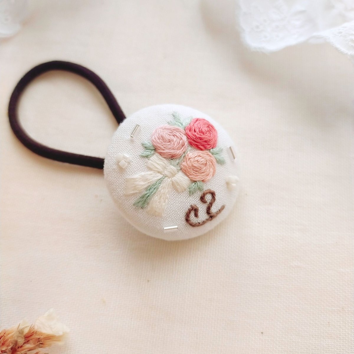 ネイビー生地に白薔薇刺繍☆2.7センチくるみボタンヘアゴム2点セット