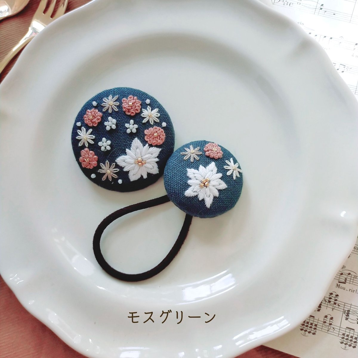 親子でお揃い】刺繍ブローチ&ヘアゴム『ポインセチア』 | AMYu cerise