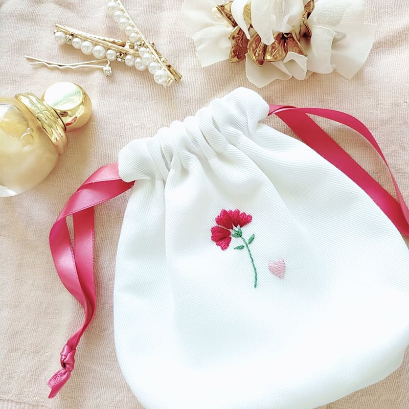 カーネーション花束　刺繍入　巾着ポーチ　ハンドメイド 花好きさんに贈る】巾着ポーチ『カーネーション』 | AMYu cerise