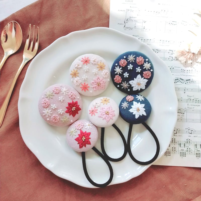 親子でお揃い】刺繍ブローチ&ヘアゴム『ポインセチア』 | AMYu cerise