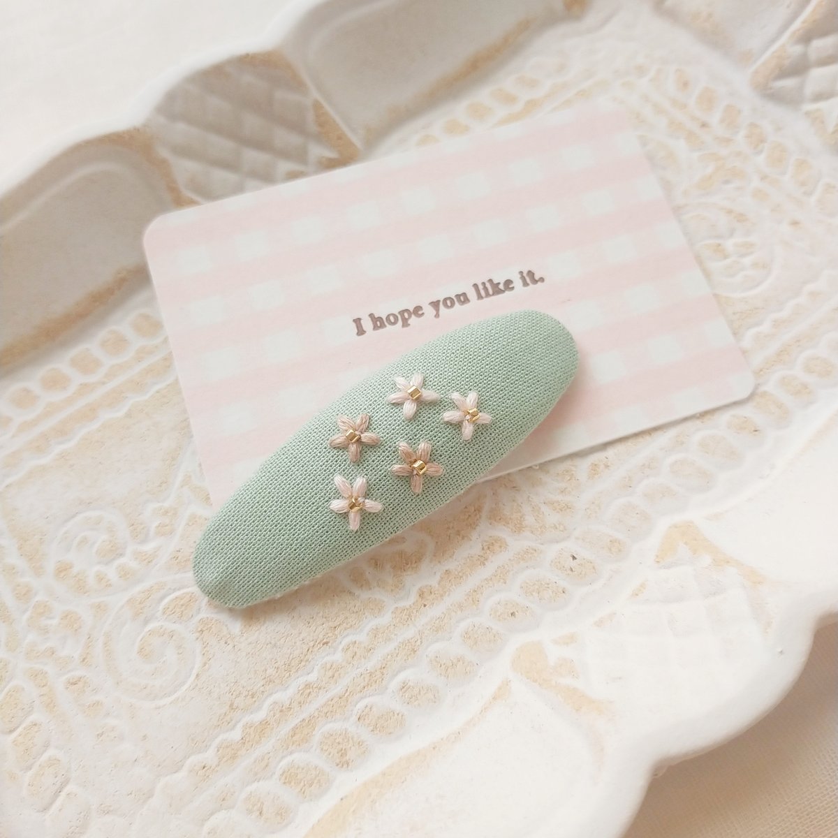 セミオーダー】小花刺繍の名前ぱっちんピン | AMYu cerise