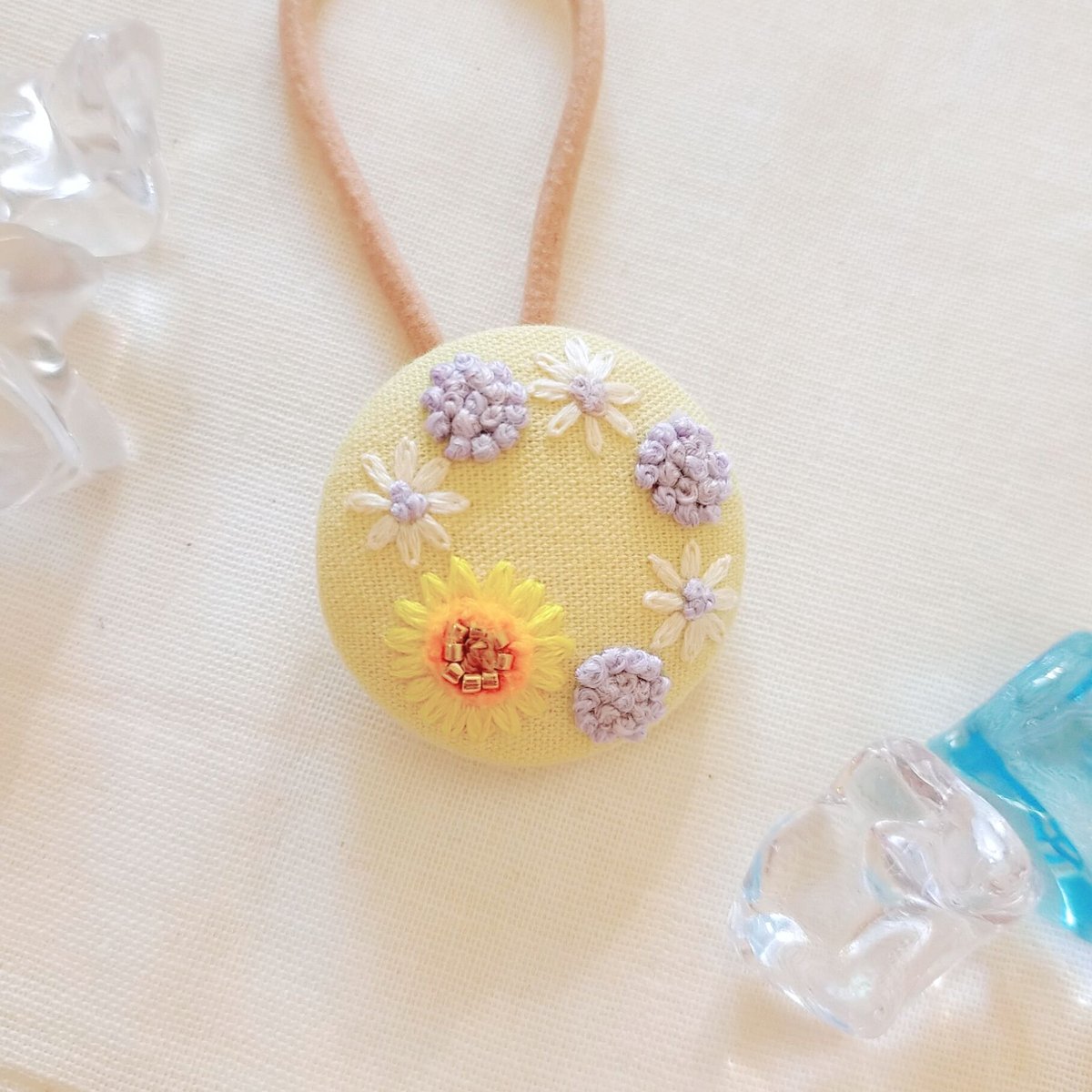 ひまわり刺繍2.2センチくるみボタンヘアゴム2点&5センチヘアピン ひまわり刺繍2.2センチくるみボタンヘアゴム2点&5センチヘアピン