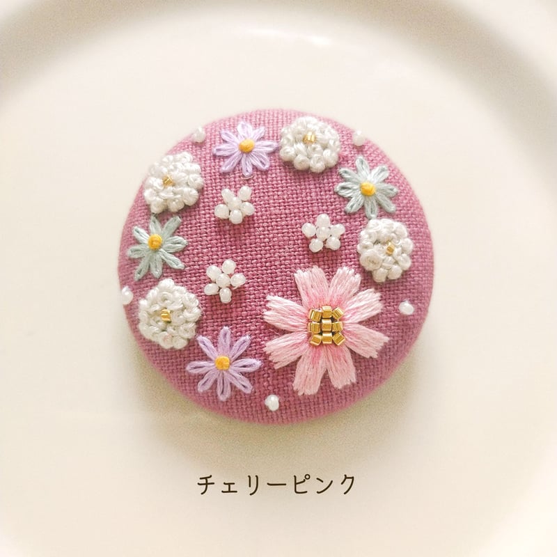 ピンクのお花♡手刺繍ヘアゴム2点セット 親子お揃い】刺繍ブローチ&ヘアゴム『秋桜リース』 | AMYu cerise