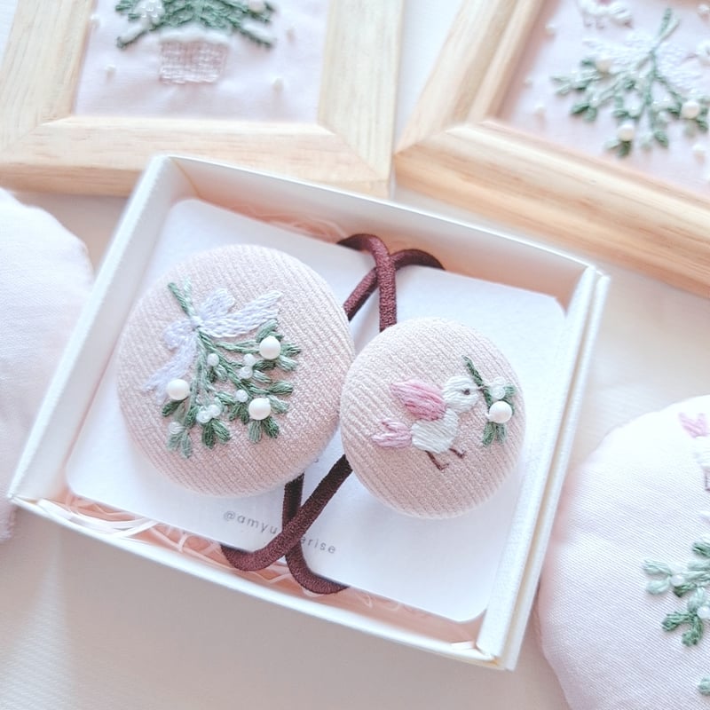 親子お揃い『幸せを運ぶヤドリギ』刺繍ヘアゴム | AMYu cerise