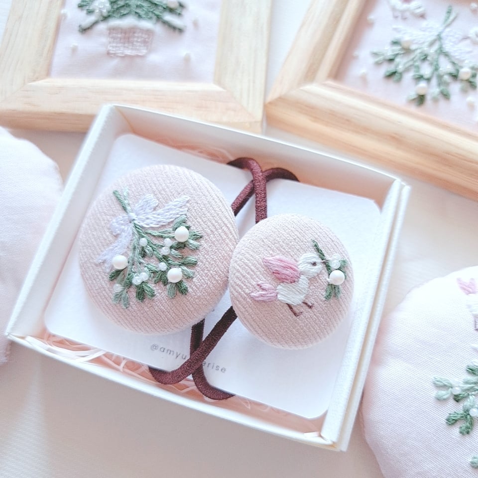 親子お揃い『幸せを運ぶヤドリギ』刺繍ヘアゴム | AMYu cerise