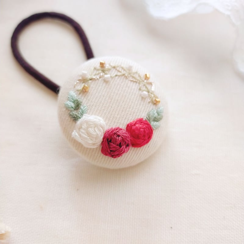 ネイビー生地に白薔薇刺繍☆2.7センチくるみボタンヘアゴム2点セット 95bc0acc92cf9e6bc769fdd3323260