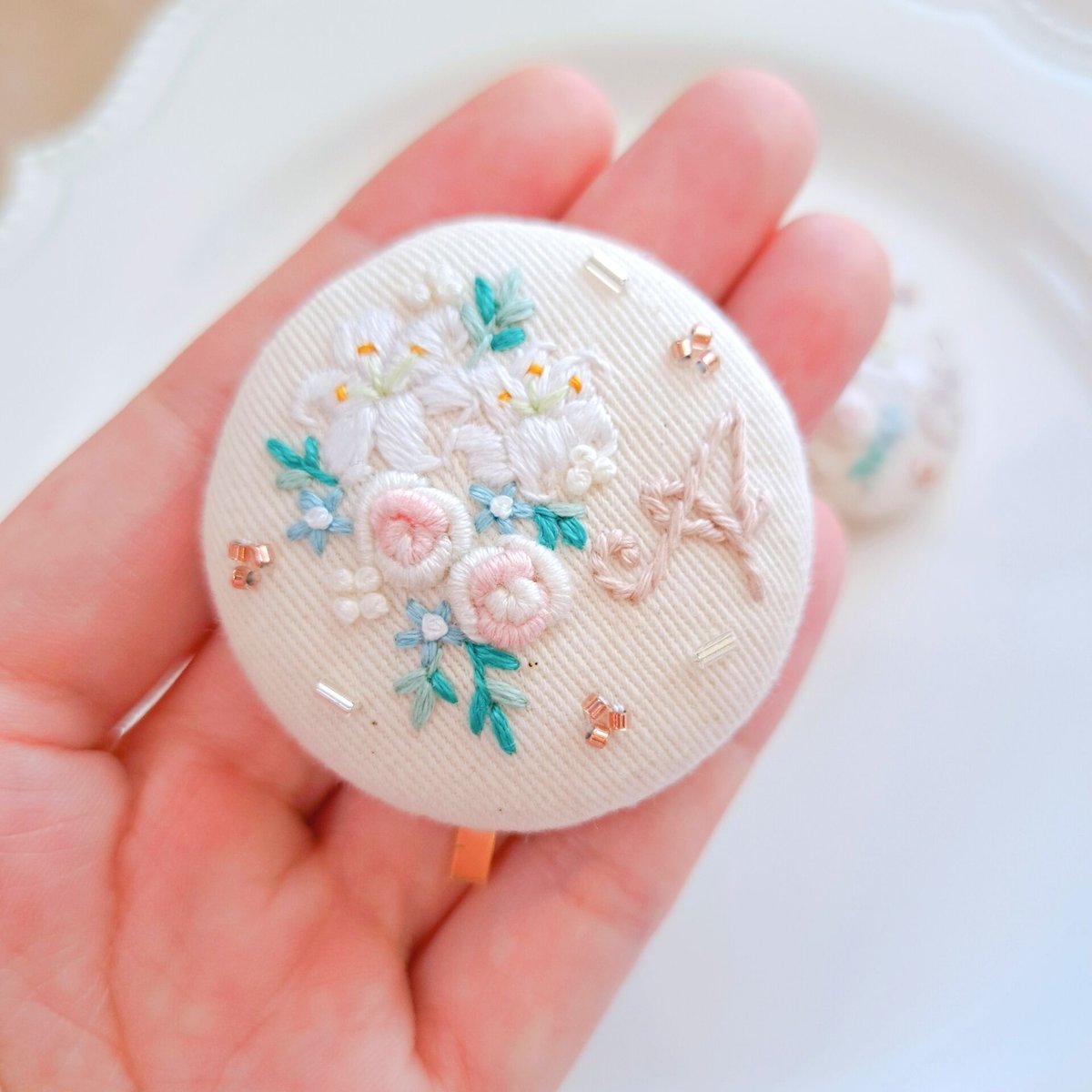 刺繍アクセサリー『ユリ』