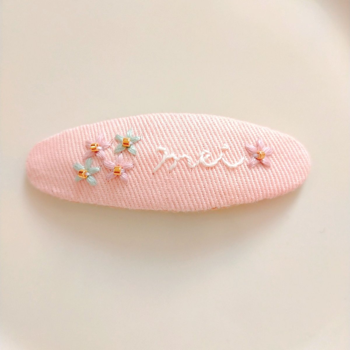 ❁オーダー承ります❁　パッチンピン セミオーダー】小花刺繍の名前ぱっちんピン | AMYu cerise