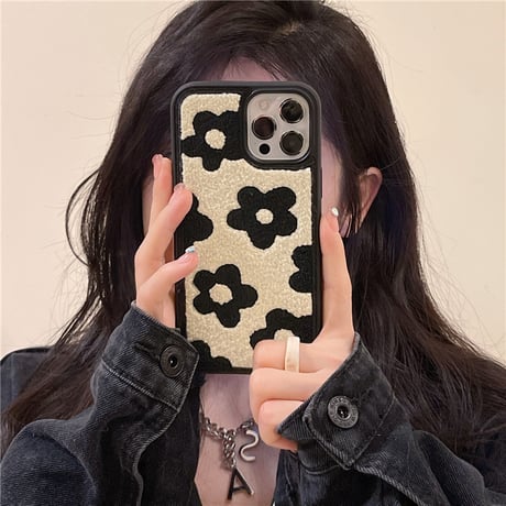【お取り寄せ商品】iPhoneケース スマホケース iPhone15 iPhone14 もこもこ モコモコ ボア フラワー 花柄 ブラック かわいい 秋冬 L7504