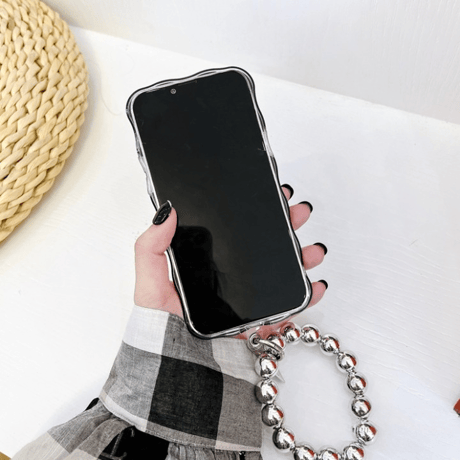 【お取り寄せ商品】iPhoneケース スマホケース iPhone15 iPhone14 メタリック ウェーブ ハンドストラップ付き グリップ 幾何学 英字 シンプル カッコイイ 韓国 L7723