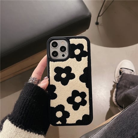 【お取り寄せ商品】iPhoneケース スマホケース iPhone15 iPhone14 もこもこ モコモコ ボア フラワー 花柄 ブラック かわいい 秋冬 L7504