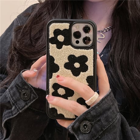 【お取り寄せ商品】iPhoneケース スマホケース iPhone15 iPhone14 もこもこ モコモコ ボア フラワー 花柄 ブラック かわいい 秋冬 L7504