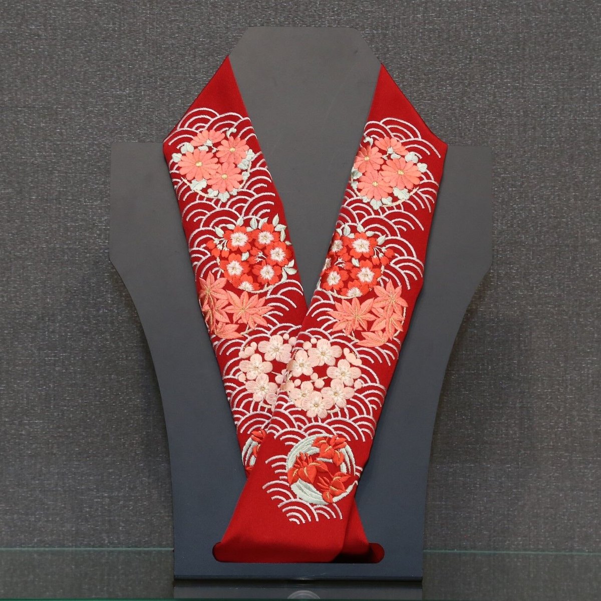 青海波に花丸紋】青海波花丸文ポリエステル刺繍半衿 | きもの やまなか 