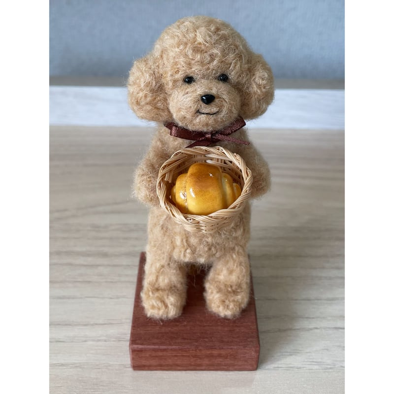 羊毛フェルト トイプードル(パン付きスタンド)/ベージュ | ホシイロ雑貨店