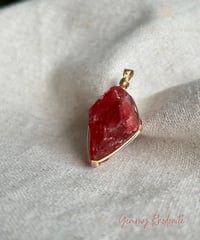 Gemmy Rhodonite 原石 - 光の導きに立つ