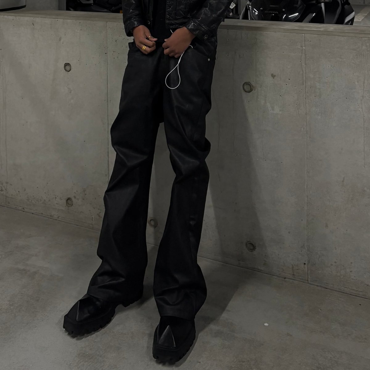 パンツ GOAR strapped oil pants GOAR strapped oil pants ブラック - メルカリ