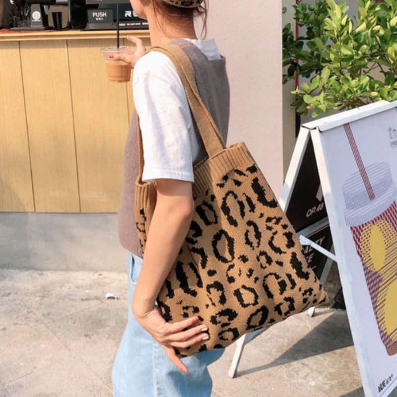 m*e様 ブルーヒョウ柄オッドアイちゃん　コヤンイサムチョン　ふっくらトートバッ コヤンイサムチョン 日本 公式 オンラインストアです。