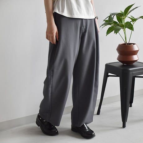 カーブパンツ