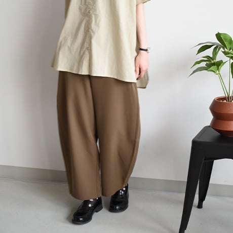 カーブパンツ