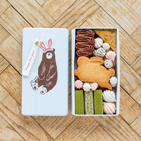 【1月号掲載分】cafe marble | ウサギのクッキー缶とポストカードのセット