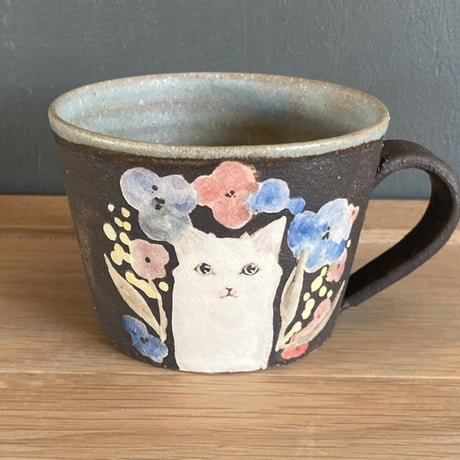 【12月号掲載分】acne pottery studio｜白猫とお花のマグカップ【受注商品：3月中発送】