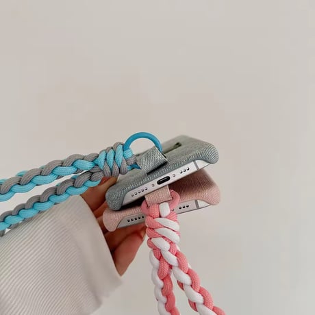 K22813 ゆるっとアニマル刺繍 × 編み込みストラップiPhoneケース
