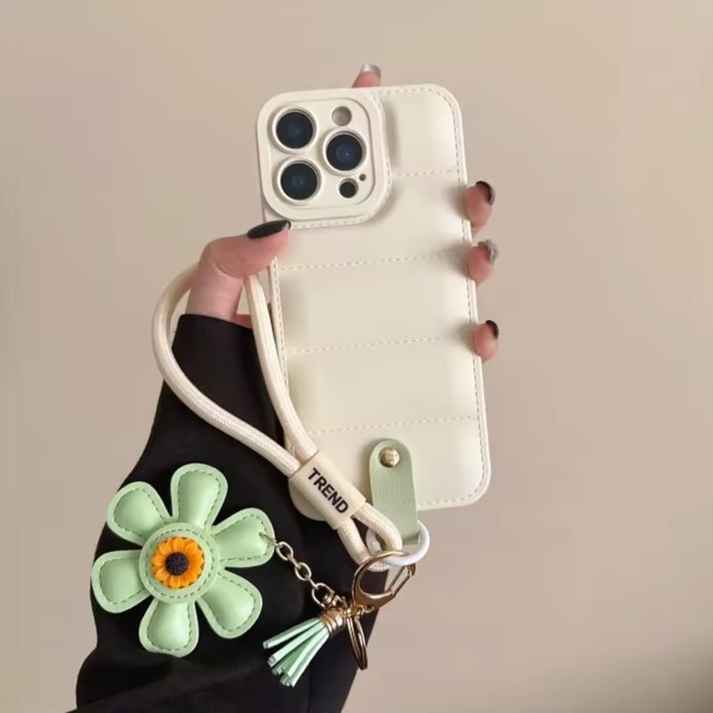 【プロフ】IPhone17pro フラワーキーチェーン付き K22950 お花チャーム付きキルティングストラップiPhoneケース | nanomita