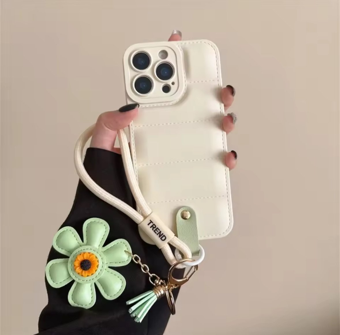 K22950 お花チャーム付きキルティングストラップiPhoneケース | nanomita