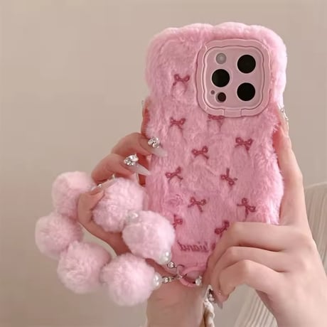 K22620 リボンキルティングファー iPhoneケース（ポンポンチャーム付き）