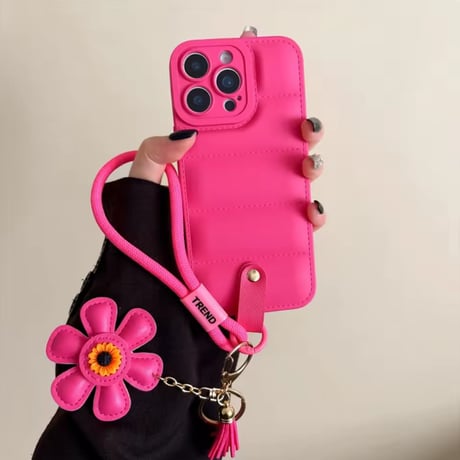 K22950 お花チャーム付きキルティングストラップiPhoneケース