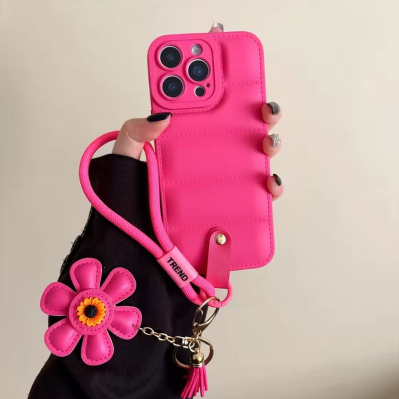 K22950 お花チャーム付きキルティングストラップiPhoneケース | nanomita