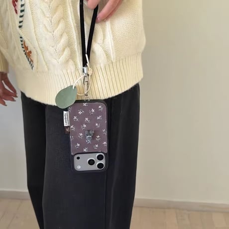 K23047 くすみ小花ベア ストラップ付きiPhoneケース
