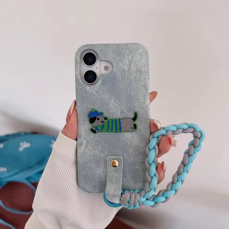 K22813 ゆるっとアニマル刺繍 × 編み込みストラップiPhoneケース