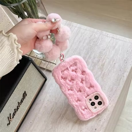 K22620 リボンキルティングファー iPhoneケース（ポンポンチャーム付き）