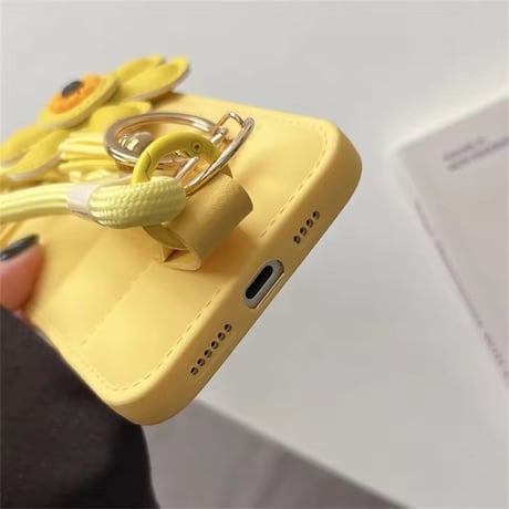 K22950 お花チャーム付きキルティングストラップiPhoneケース