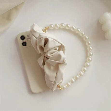 K22728 ふわっとパールストラップ付きスクランチーiPhoneケース