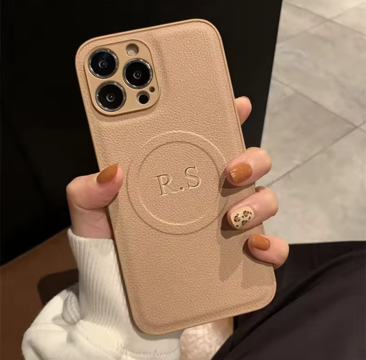 【オーダー】iPhone用ケース イニシャルデザイン レザー調 fit=scale-down,w=1200