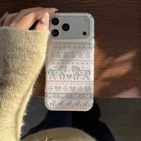 S75229 ふわふわチャーム付きノルディック馬柄 ニット風iPhoneケース